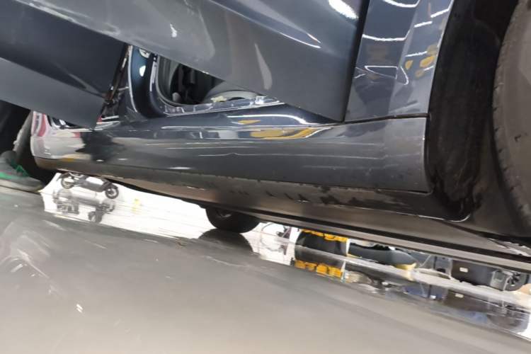 Used Tesla Model 3 2019 Long-Range Rear-Wheel-Drive Version Right Side Sill
