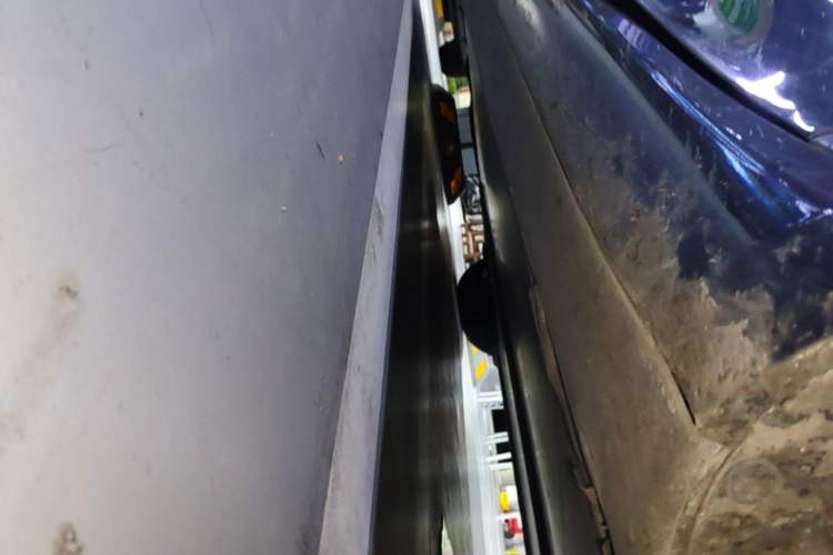 Used Tesla Model 3 2019 Long-Range Rear-Wheel-Drive Version Right Side Sill