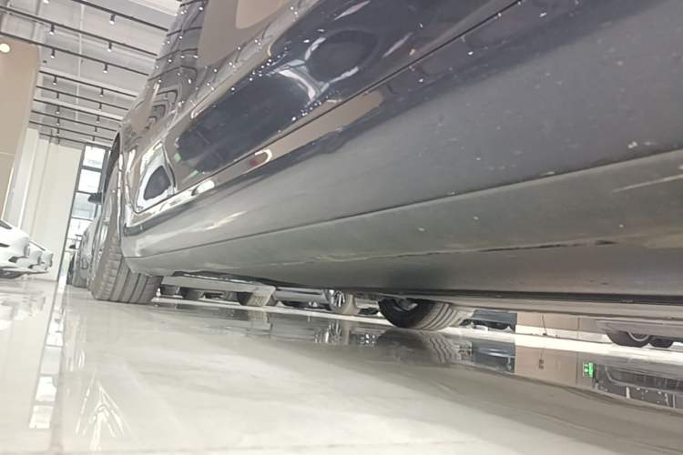 Used Tesla Model 3 2019 Long-Range Rear-Wheel-Drive Version Right Side Sill