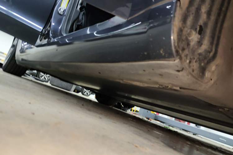 Used Tesla Model 3 2019 Long-Range Rear-Wheel-Drive Version Right Side Sill