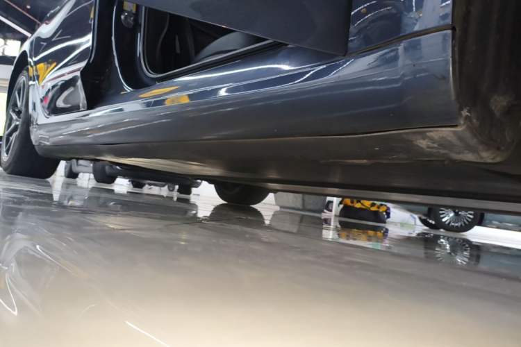 Used Tesla Model 3 2019 Long-Range All-Wheel-Drive Version Right Side Sill