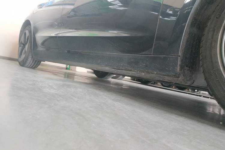 Used Tesla Model 3 2019 Long-Range Rear-Wheel-Drive Version Right Side Sill
