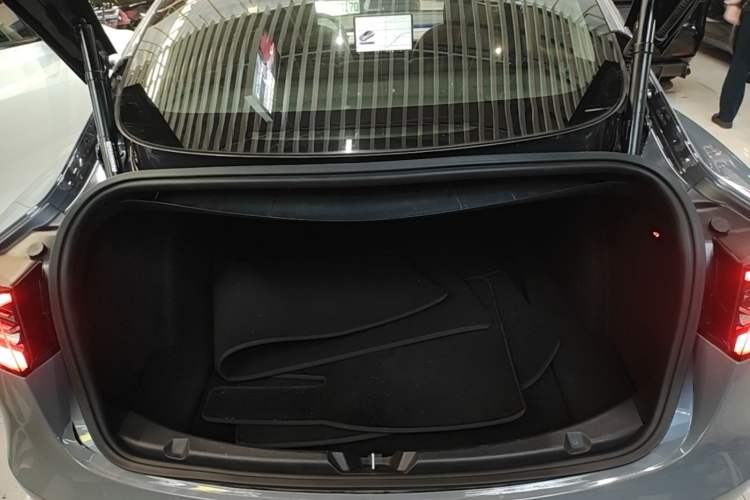 Used Tesla Model 3 2019 Standard Range Rear-Drive Upgraded Version Trunk