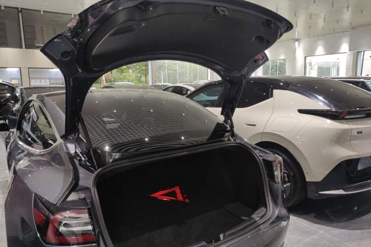 Used Tesla Model 3 2019 Standard Range Rear-Drive Upgraded Version Trunk