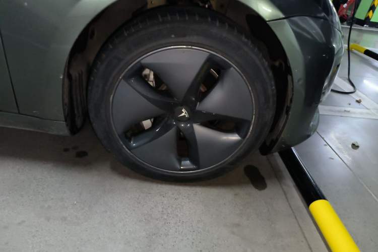 Used Tesla Model 3 2019 Long-Range Rear-Wheel-Drive Version Right Front Wheel Hub