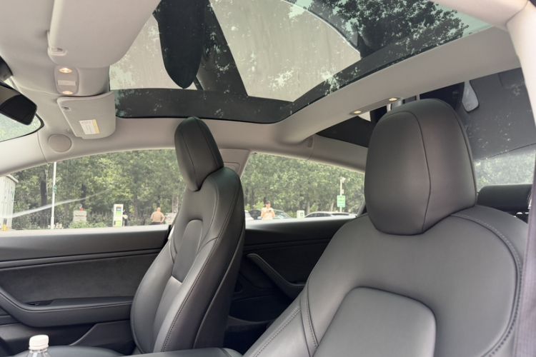 Used Tesla Model 3 2019 Long-Range All-Wheel-Drive Version Interior 4