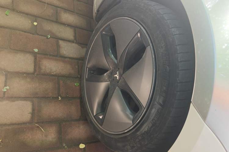 Used Tesla Model 3 2019 Long-Range All-Wheel-Drive Version Right Front Wheel Hub