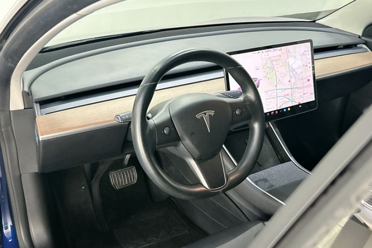 Used Tesla Model 3 2019 Long-Range Rear-Wheel-Drive Version Interior 1