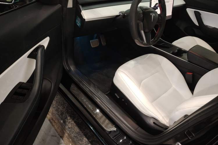 Used Tesla Model 3 2019 Long-Range All-Wheel-Drive Version Interior 3