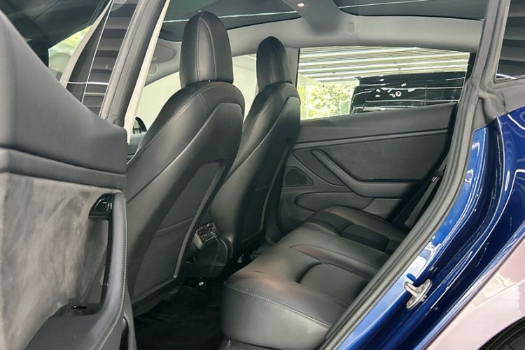Used Tesla Model 3 2019 Long-Range Rear-Wheel-Drive Version Interior 9