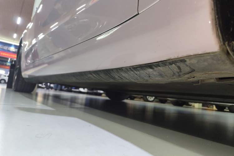 Used Tesla Model 3 2019 Standard Range Rear-Wheel Drive Upgraded Version (60 kWh) Right Side Sill