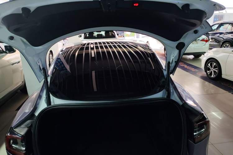 Used Tesla Model 3 2019 Long-Range All-Wheel-Drive Version Trunk