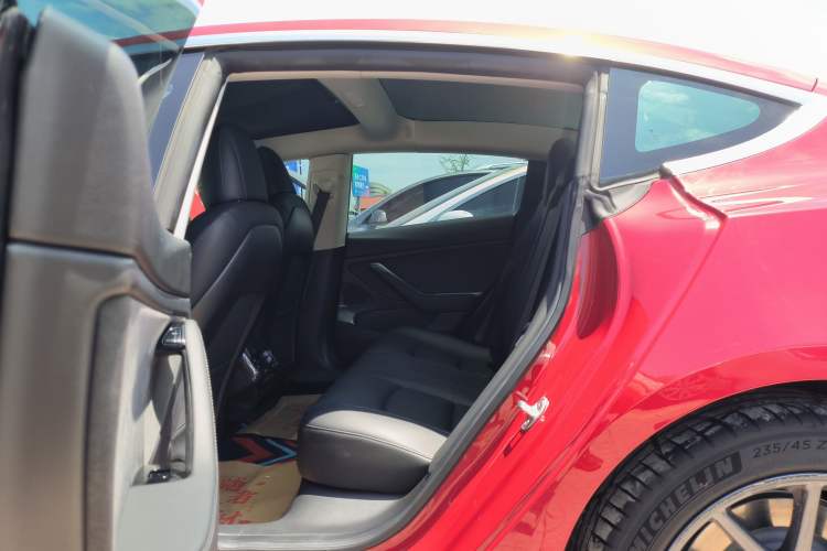 Used Tesla Model 3 2019 Long-Range All-Wheel-Drive Version Interior 10