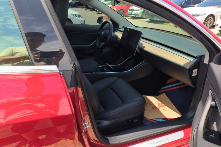 Used Tesla Model 3 2019 Long-Range All-Wheel-Drive Version Interior 11