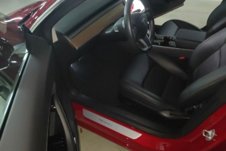 Used Tesla Model 3 2019 Long-Range Rear-Wheel-Drive Version Interior 3