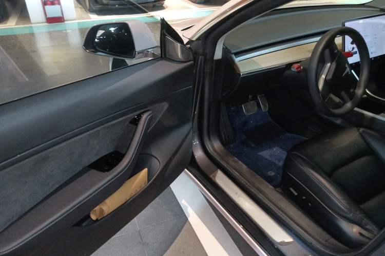 Used Tesla Model 3 2019 Long-Range Rear-Wheel-Drive Version Interior 3