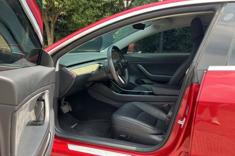 Used Tesla Model 3 2019 Long-Range All-Wheel-Drive Version Interior 5