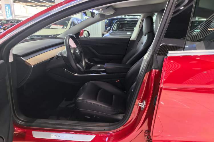 Used Tesla Model 3 2019 Long-Range Rear-Wheel-Drive Version Interior 5