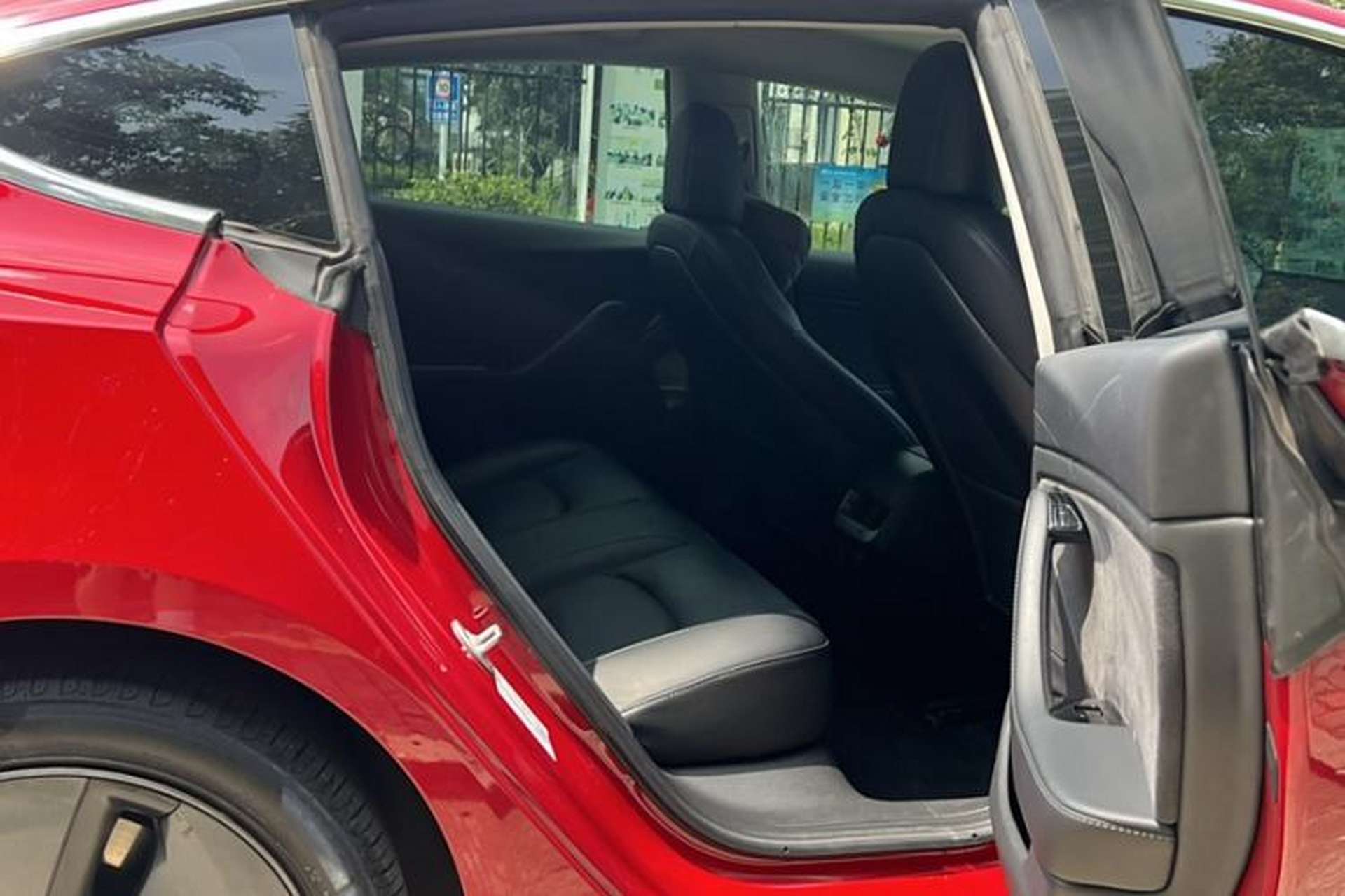 Used Tesla Model 3 2019 Long-Range All-Wheel-Drive Version Interior 6