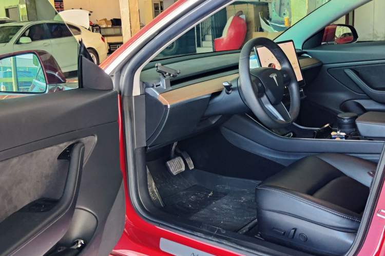 Used Tesla Model 3 2019 Long-Range All-Wheel-Drive Version Interior 7