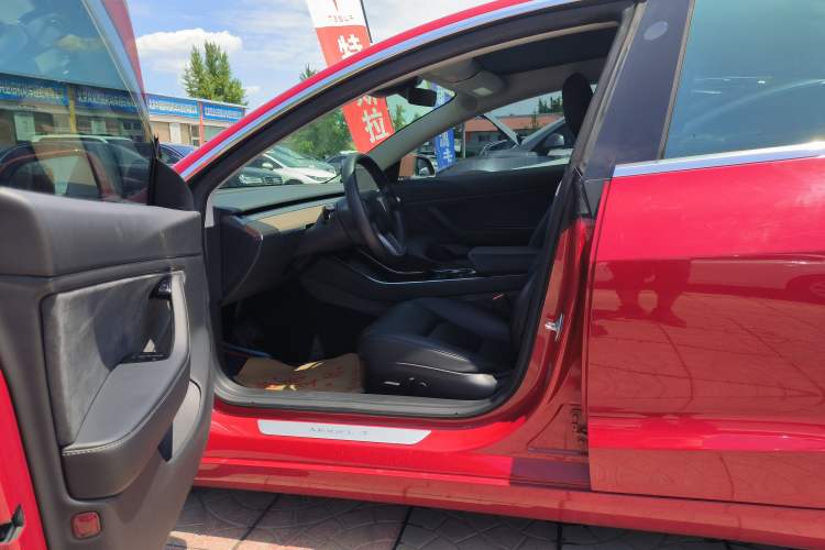 Used Tesla Model 3 2019 Long-Range All-Wheel-Drive Version Interior 8