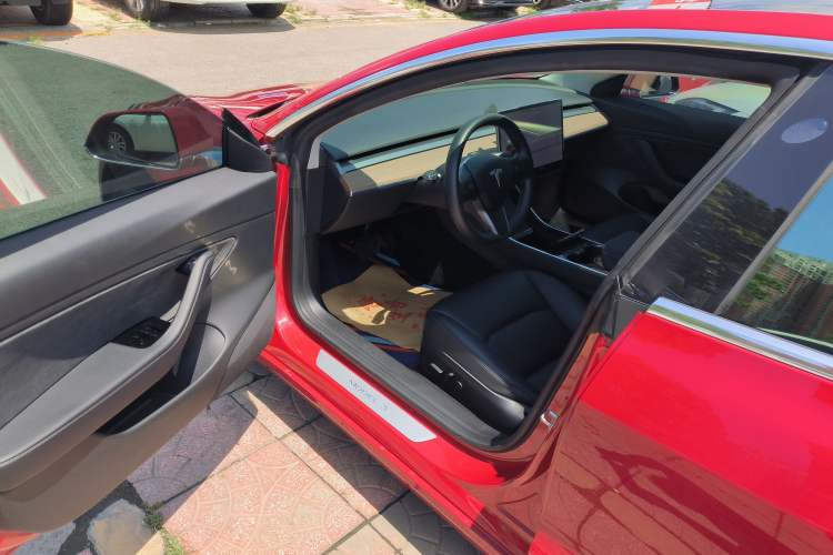 Used Tesla Model 3 2019 Long-Range All-Wheel-Drive Version Interior 9