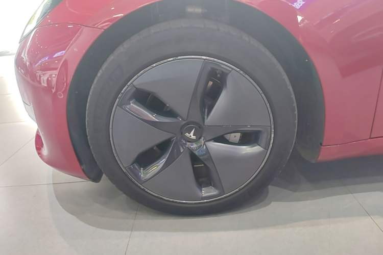 Used Tesla Model 3 2019 Long-Range All-Wheel-Drive Version Left Front Wheel Hub