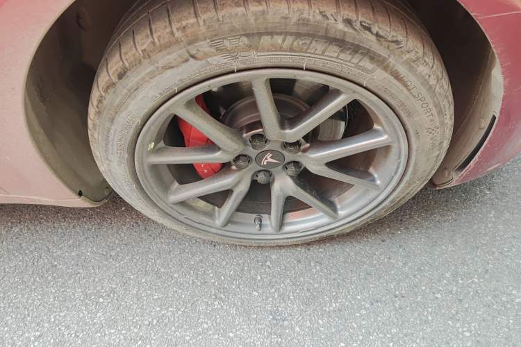 Used Tesla Model 3 2019 Standard Range Rear-Wheel Drive Upgraded Version (60 kWh) Right Front Wheel Hub