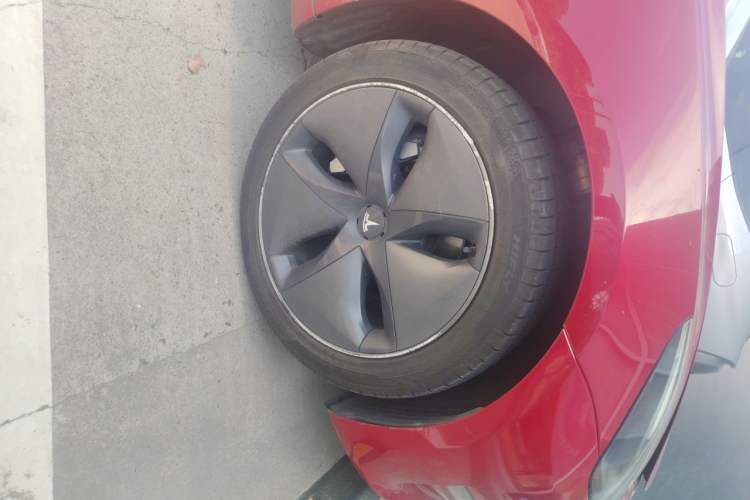 Used Tesla Model 3 2019 Standard Range Rear-Wheel Drive Upgraded Version (60 kWh) Right Front Wheel Hub