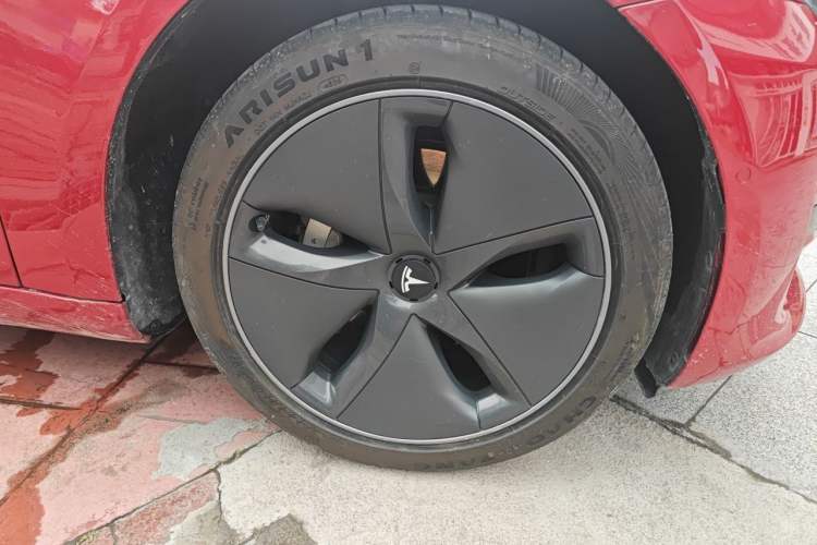 Used Tesla Model 3 2019 Standard Range Rear-Wheel Drive Upgraded Version (60 kWh) Right Front Wheel Hub