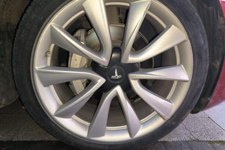 Used Tesla Model 3 2019 Long-Range Rear-Wheel-Drive Version Right Front Wheel Hub