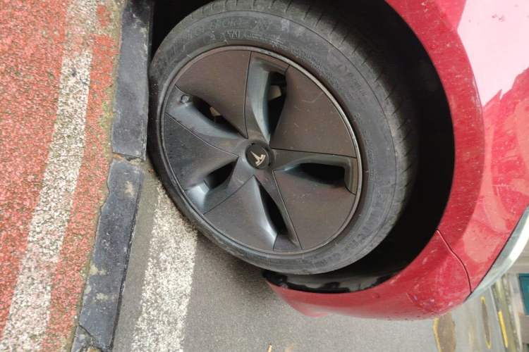 Used Tesla Model 3 2019 Long-Range All-Wheel-Drive Version Right Front Wheel Hub