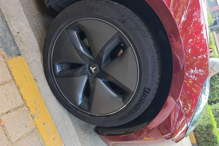 Used Tesla Model 3 2019 Long-Range All-Wheel-Drive Version Right Front Wheel Hub