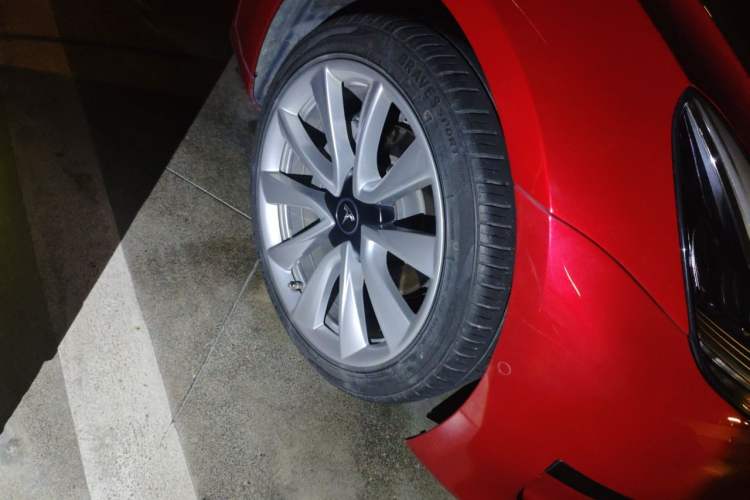 Used Tesla Model 3 2019 Standard Range Rear-Drive Upgraded Version Right Front Wheel Hub