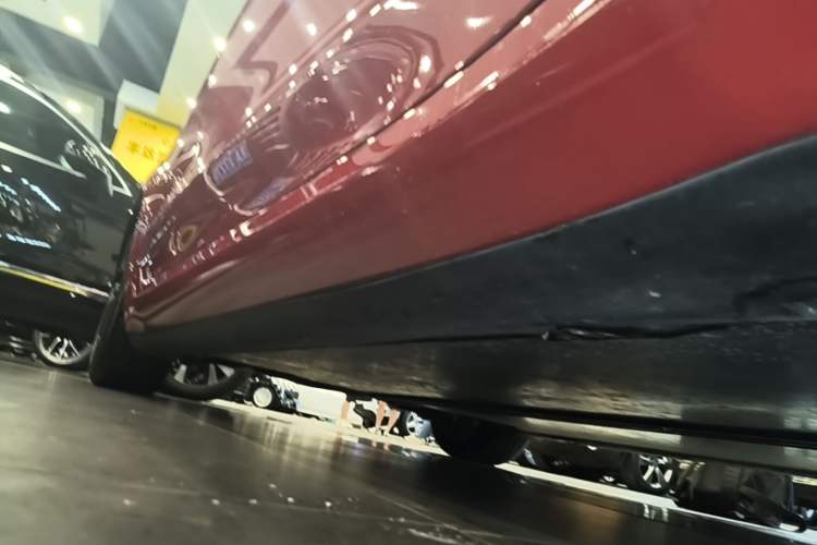 Used Tesla Model 3 2019 Long-Range Rear-Wheel-Drive Version Right Side Sill