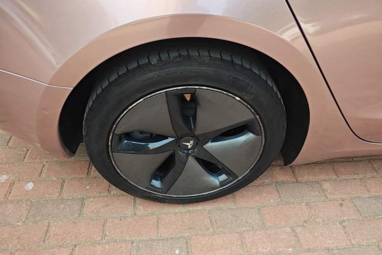 Used Tesla Model 3 2019 Long-Range All-Wheel-Drive Version Right Rear Wheel Hub