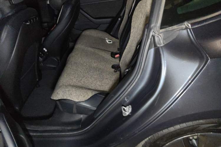 Used Tesla Model 3 2019 Long-Range All-Wheel-Drive Version Left Rear Seat