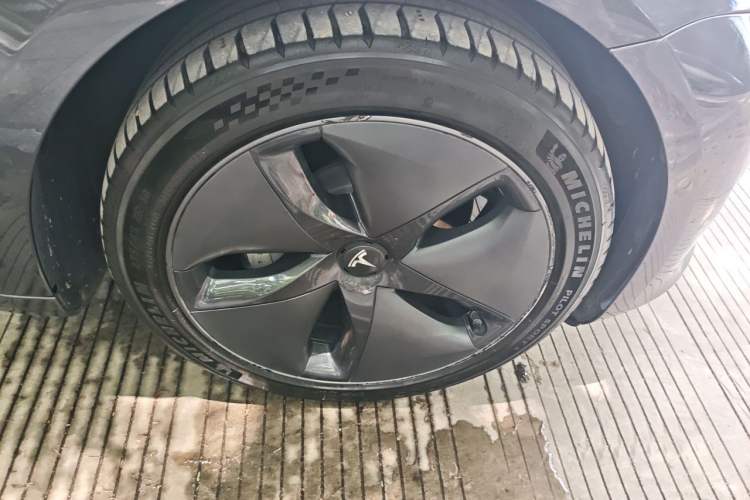 Used Tesla Model 3 2019 Long-Range All-Wheel-Drive Version Right Front Wheel Hub