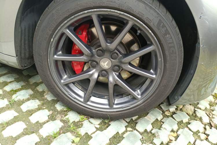 Used Tesla Model 3 2019 Standard Range Rear-Drive Upgraded Version Right Front Wheel Hub