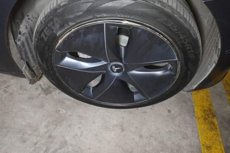 Used Tesla Model 3 2019 Long-Range All-Wheel-Drive Version Right Front Wheel Hub
