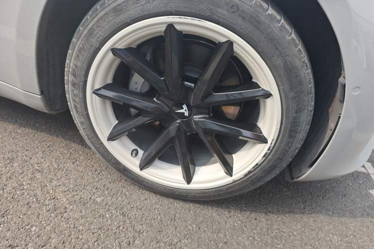 Used Tesla Model 3 2019 Long-Range Rear-Wheel-Drive Version Right Front Wheel Hub