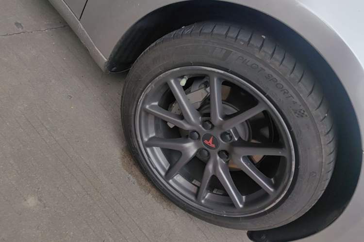 Used Tesla Model 3 2019 Long-Range Rear-Wheel-Drive Version Right Front Wheel Hub