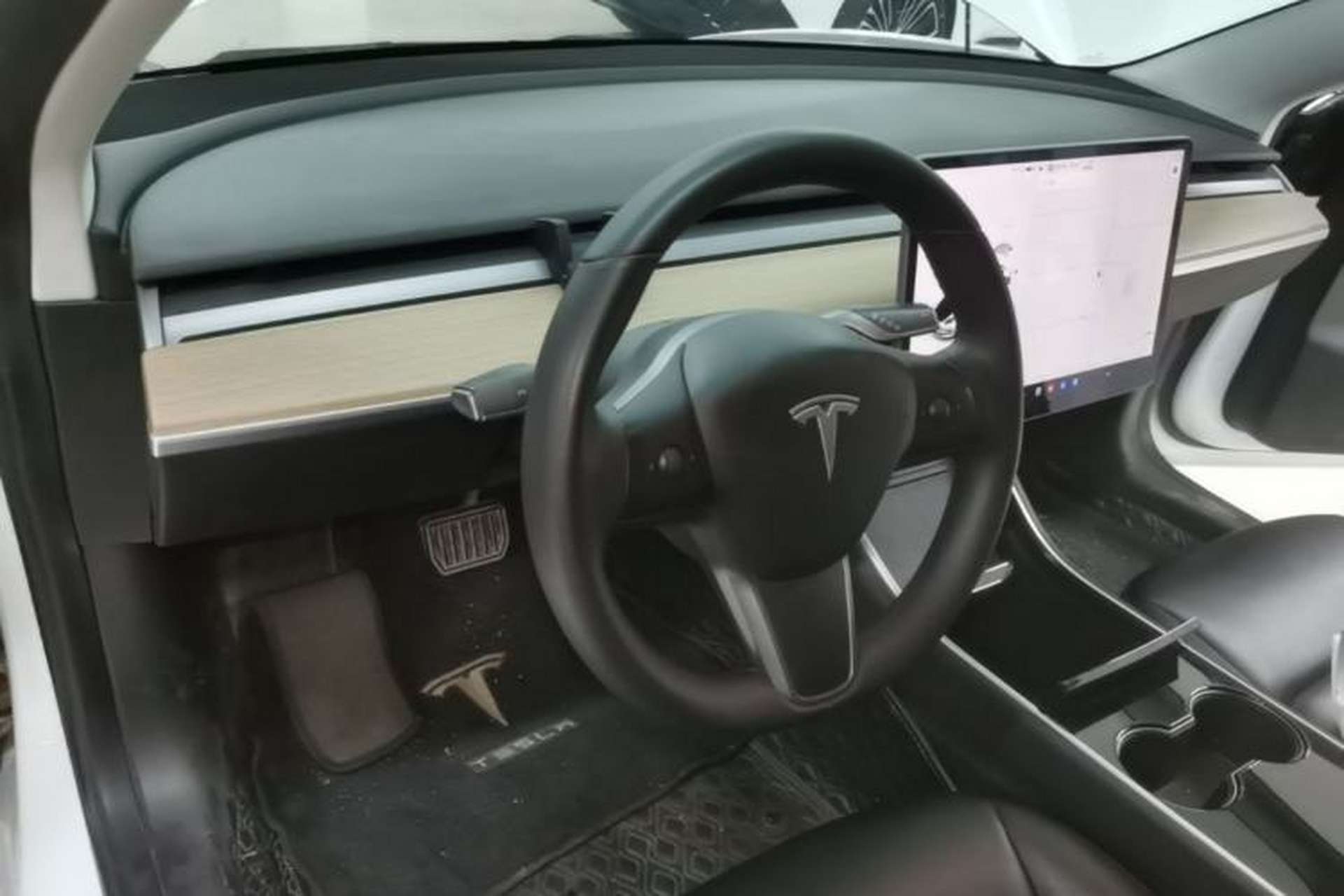 Used Tesla Model 3 2019 Standard Range Rear-Wheel Drive Upgraded Version (60 kWh) Center Console