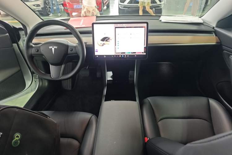 Used Tesla Model 3 2019 Long-Range All-Wheel-Drive Version Center Console