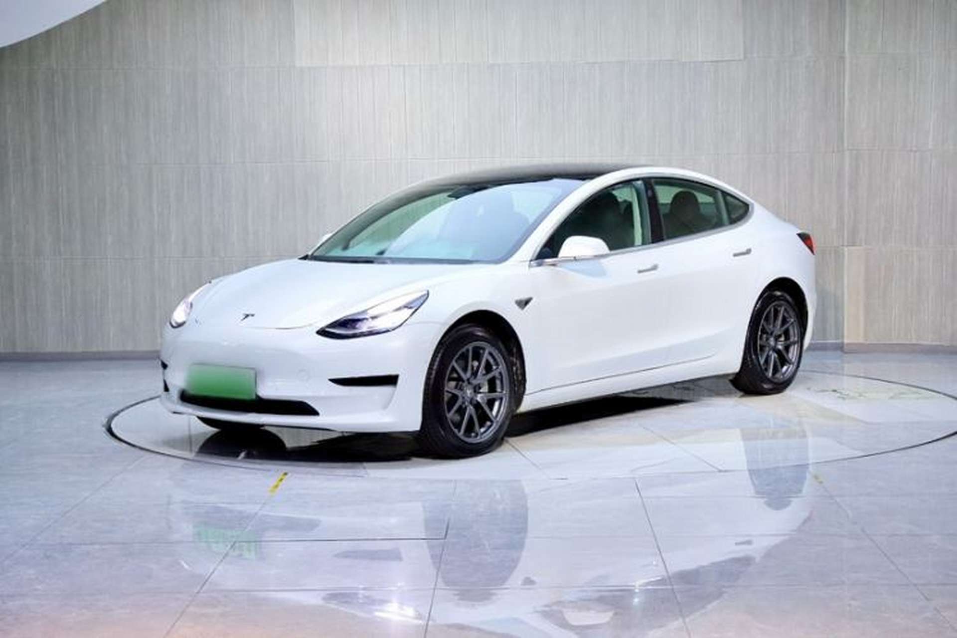 Used Tesla Model 3 2019 Standard Range Rear-Wheel Drive Upgraded Version (52 kWh) Front Left 45 Deg