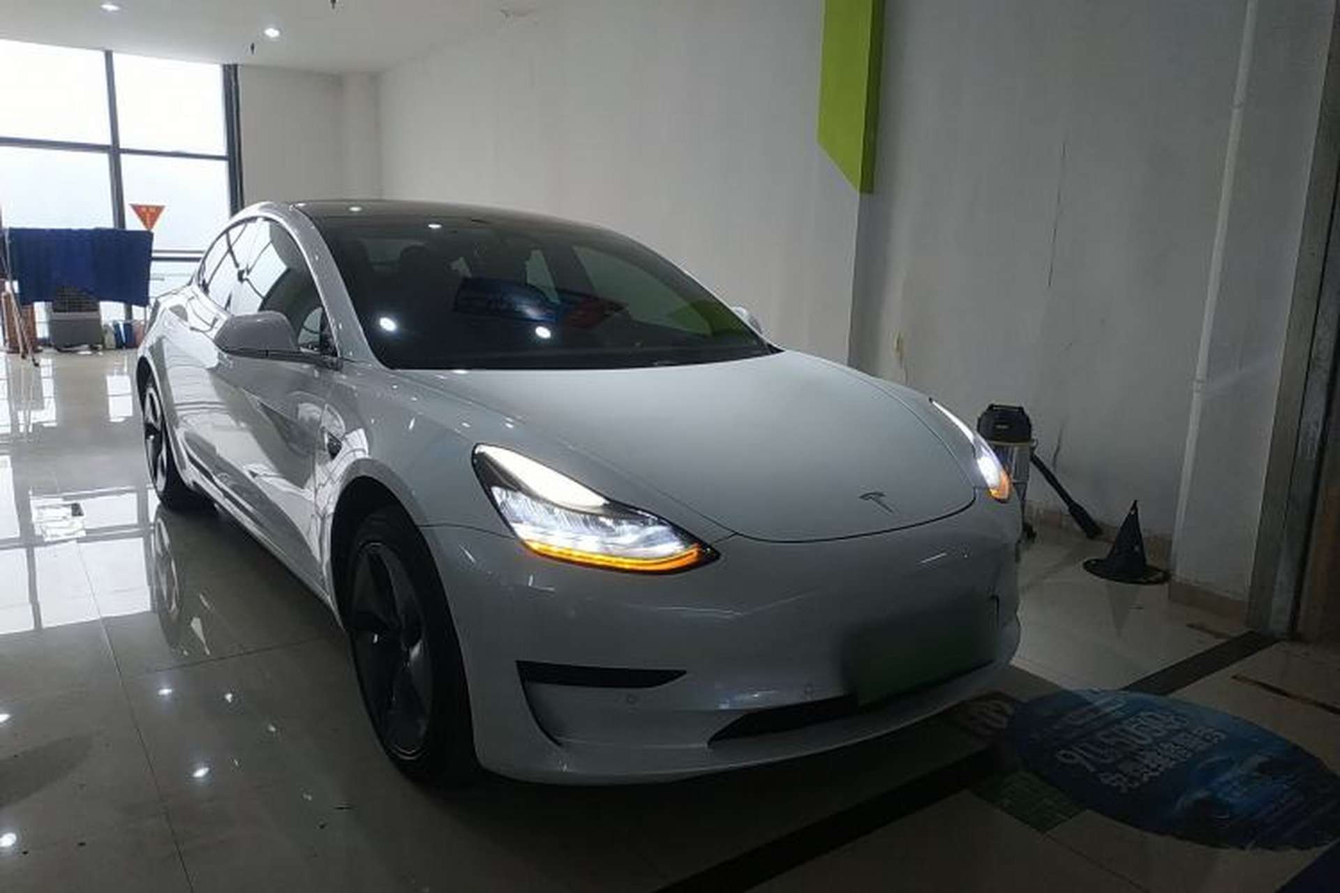 Used Tesla Model 3 2019 Standard Range Rear-Wheel Drive Upgraded Version (60 kWh) Front Right 45 Deg