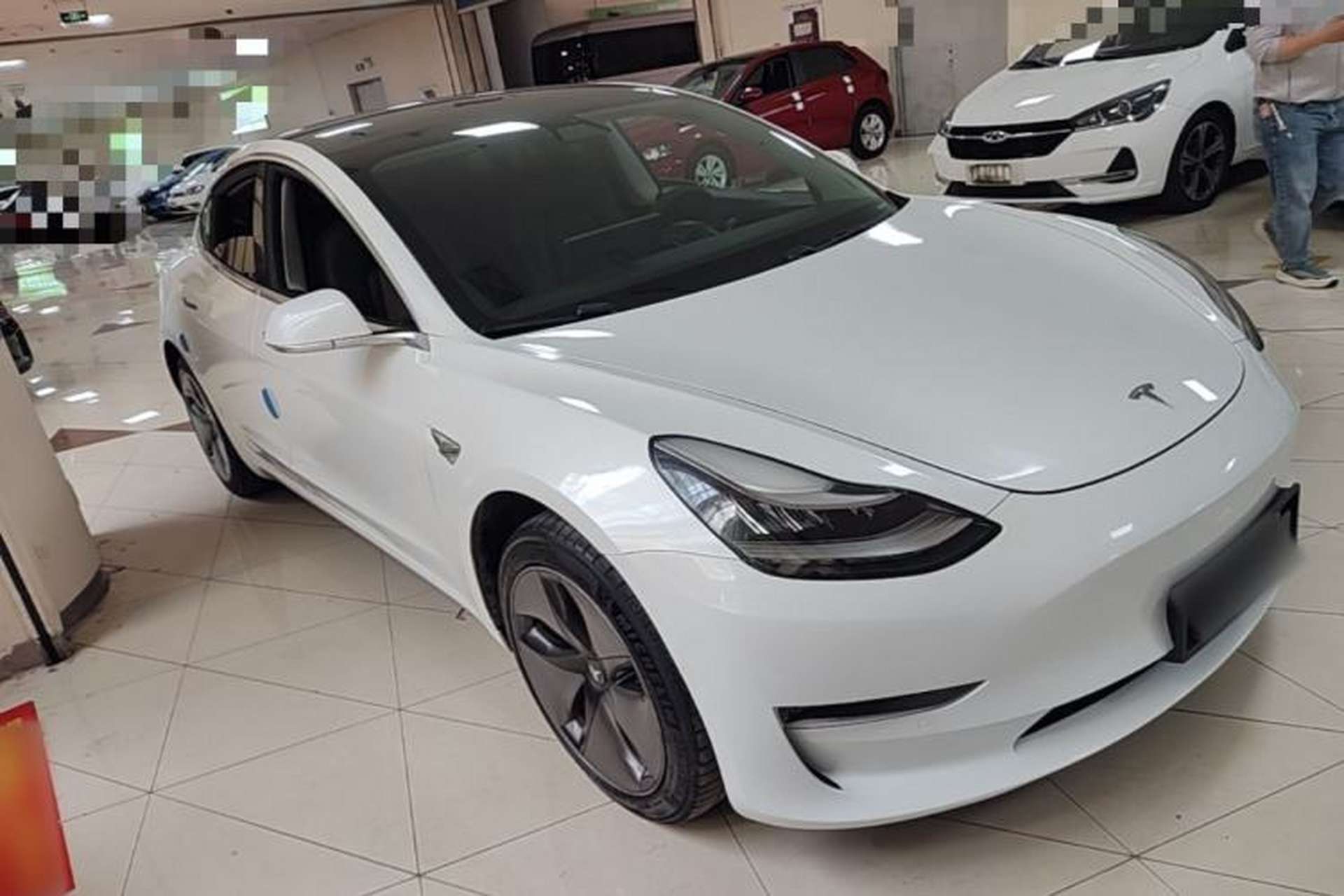 Used Tesla Model 3 2019 Long-Range Rear-Wheel-Drive Version Front Right 45 Deg