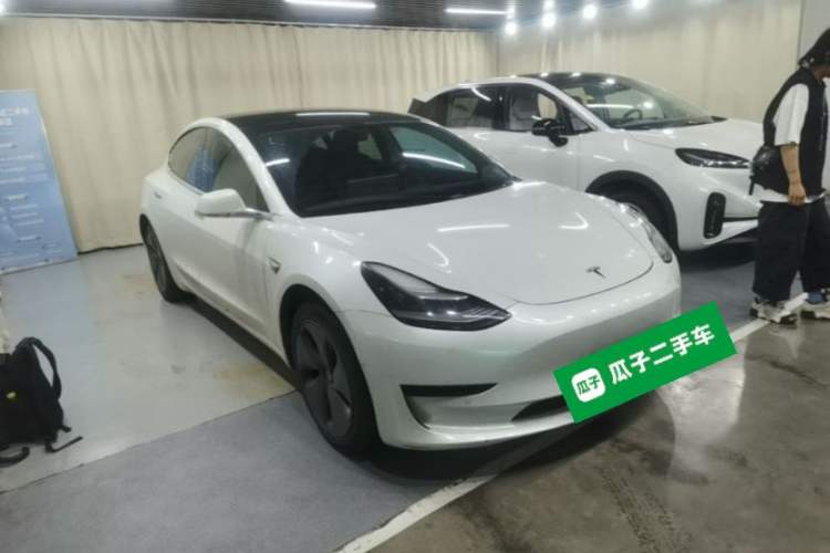 Used Tesla Model 3 2019 Standard Range Rear-Wheel Drive Upgraded Version (60 kWh) Front Right 45 Deg