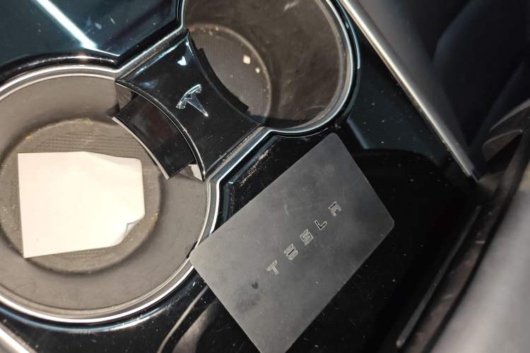 Used Tesla Model 3 2019 Long-Range Rear-Wheel-Drive Version Interior 1