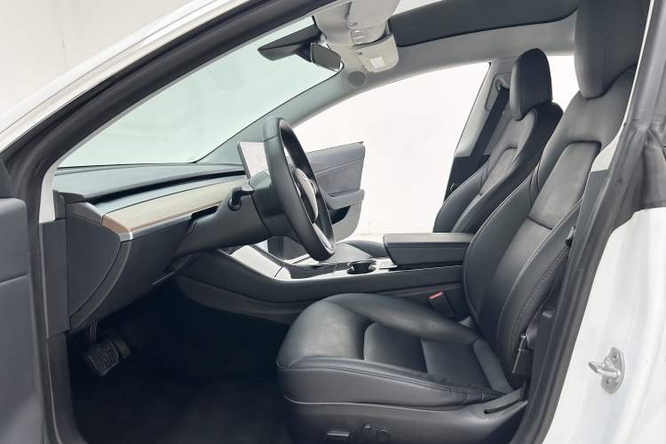 Used Tesla Model 3 2019 Long-Range All-Wheel-Drive Version Interior 1